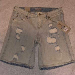 NWT Dear John Light Wash Distressed Jean Shorts – Size 25